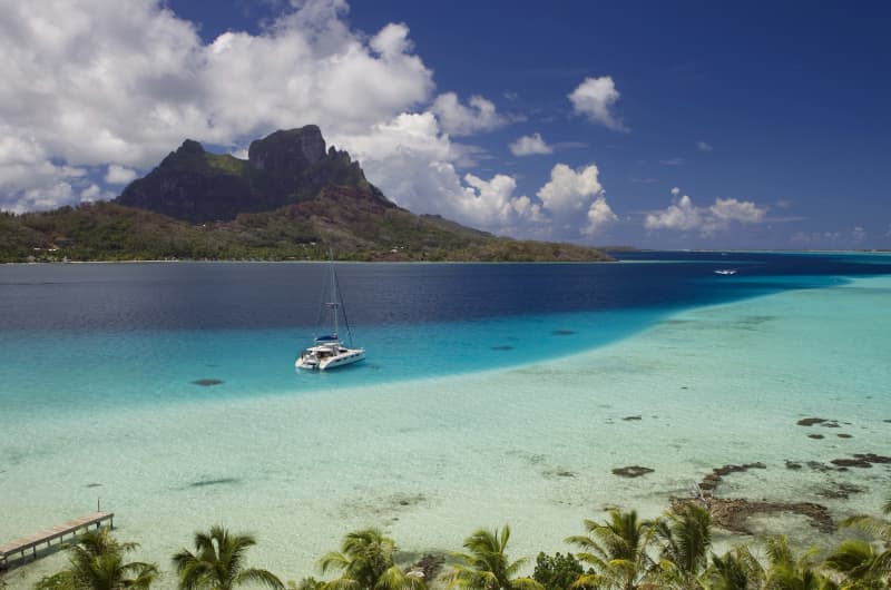 Catamaran_at_anchor_in_Tahiti